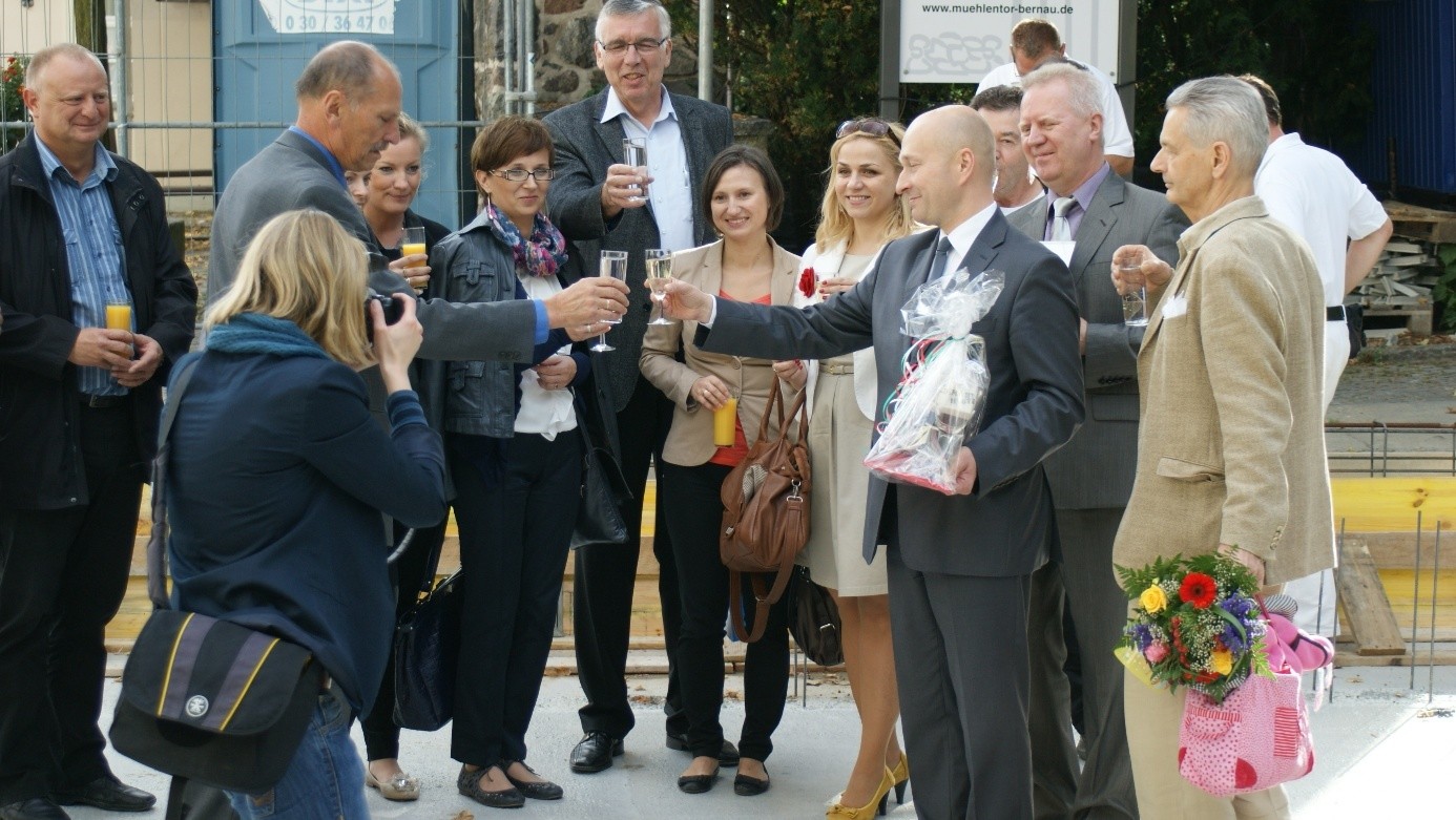 Mitglieder des Vereins zur Förderung des Wiederaufbaus des Mühlentors