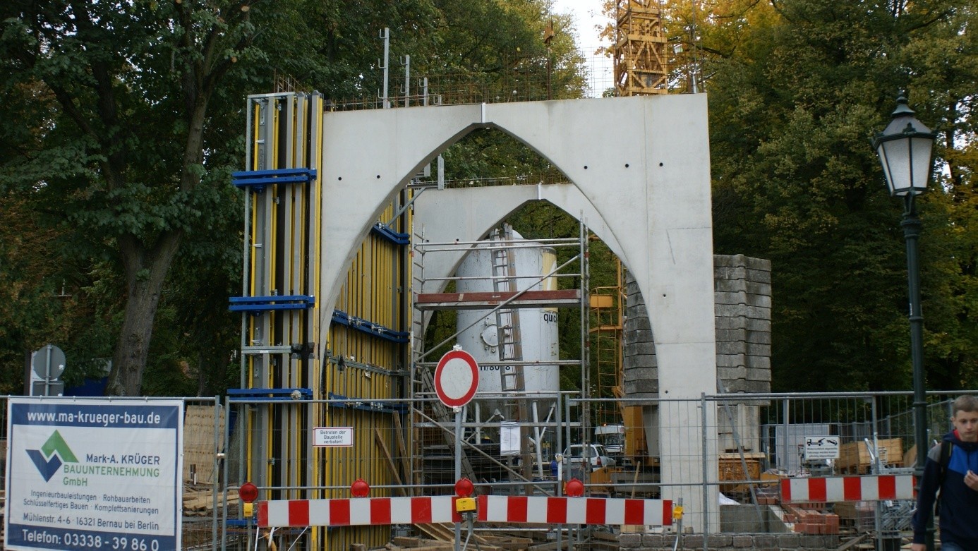 Innerer Betonkern mit erkennbarem Torbogen