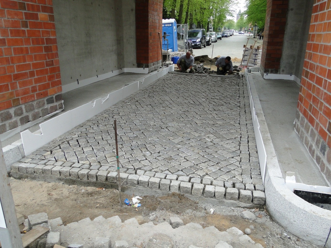 Pflasterarbeiten unter dem Torbogen